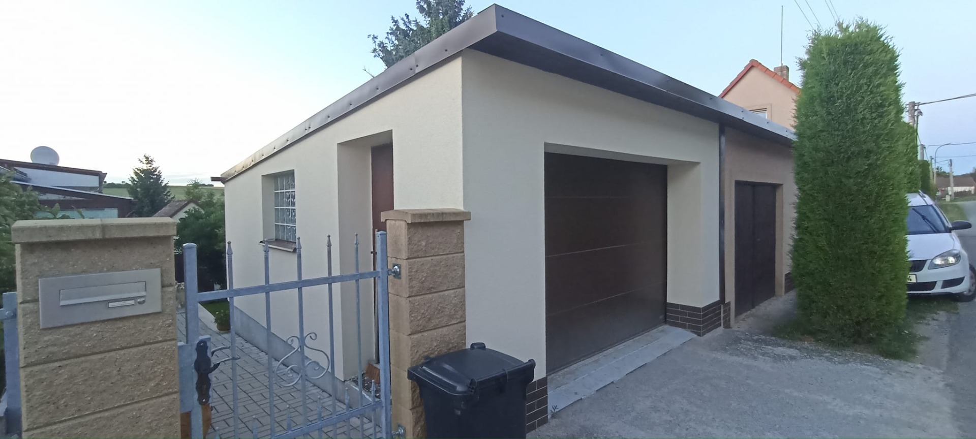 Fasáda na garáži v obci Mořina